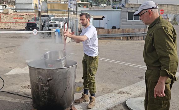 חיילים מספרים על הכנות לחג: אנחנו חוגגים עם 'המשפחה השנייה'