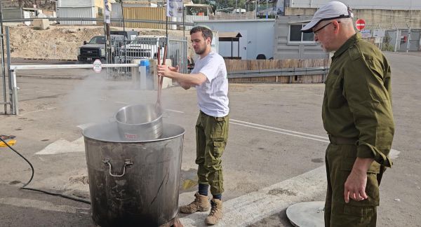 חיילים מספרים על הכנות לחג: אנחנו חוגגים עם 'המשפחה השנייה'