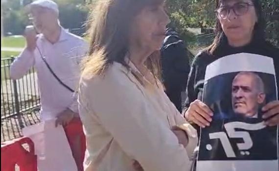 הפגנות מול מטה השב"כ נגד רונן בר: "הפכת את השב"כ לשטאזי"