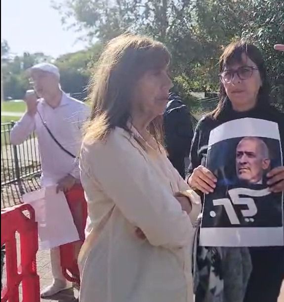 הפגנות מול מטה השב"כ נגד רונן בר: "הפכת את השב"כ לשטאזי"