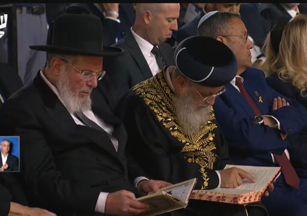 הרבנים הראשיים לישראל שקעו בספר בזמן שירת נשים