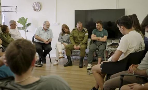 הרמטכ"ל בבית לווינשטיין: "יש פה דתיים, חילוניים וחרדים"