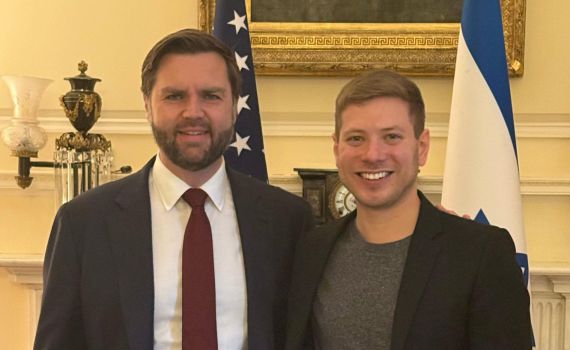 רגע אחרי האבא: יאיר נתניהו נפגש במפתיע עם סגן נשיא ארה"ב