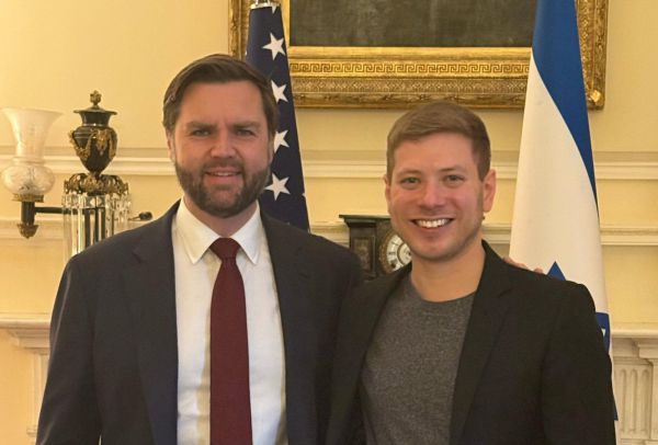 רגע אחרי האבא: יאיר נתניהו נפגש במפתיע עם סגן נשיא ארה"ב