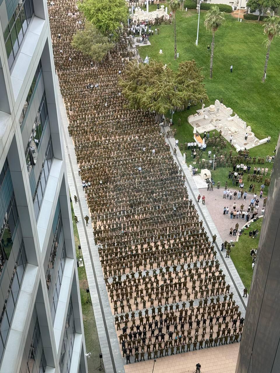 תמונת היום: מחנה הקריה בזמן הצפירה לזכר השואה