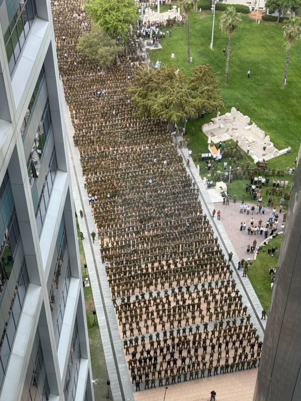 תמונת היום: מחנה הקריה בזמן הצפירה לזכר השואה