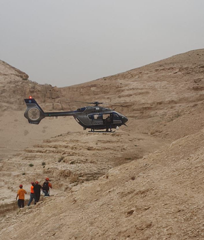 מסוק הוזנק לחלץ 3 מטיילים מתוך נחל פרת | צפו