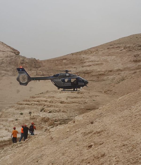 מסוק הוזנק לחלץ 3 מטיילים מתוך נחל פרת | צפו