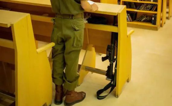 רק בישראל: מעמד תפילה ייחודי המשמש גם מעמד לנשק | תערוכה