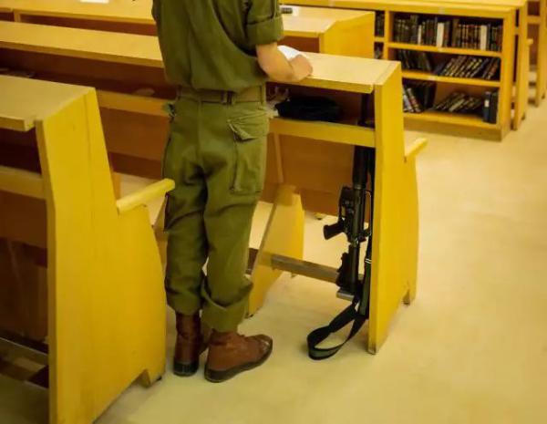 רק בישראל: מעמד תפילה ייחודי המשמש גם מעמד לנשק | תערוכה