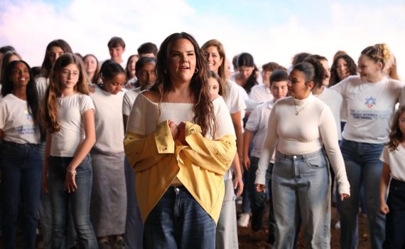 “ולבני המבקשים לחזור״:  נטע ברזילי שרה עם שורדת שבי את "חי"