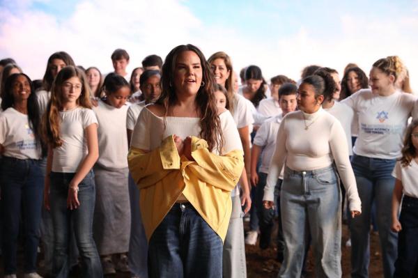 “ולבני המבקשים לחזור״:  נטע ברזילי שרה עם שורדת שבי את "חי"