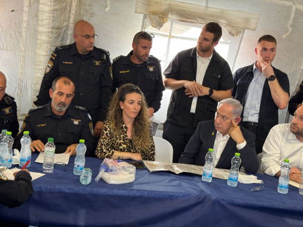 למרות כאבי הגב, נתניהו הגיע לחפ"ק השריפה בבית שמש