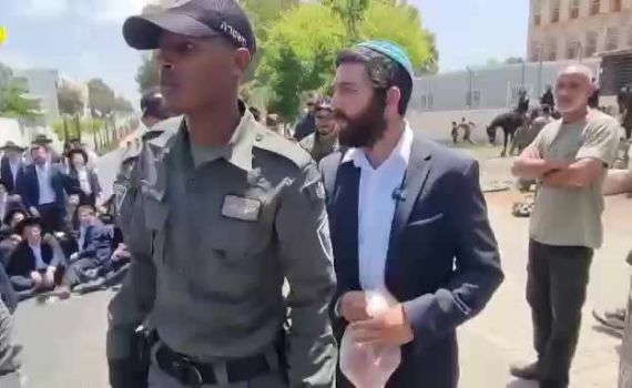 חרדים קיצוניים תקפו את המתגיייסים והטיחו בח"כ: "כמו סינוואר"