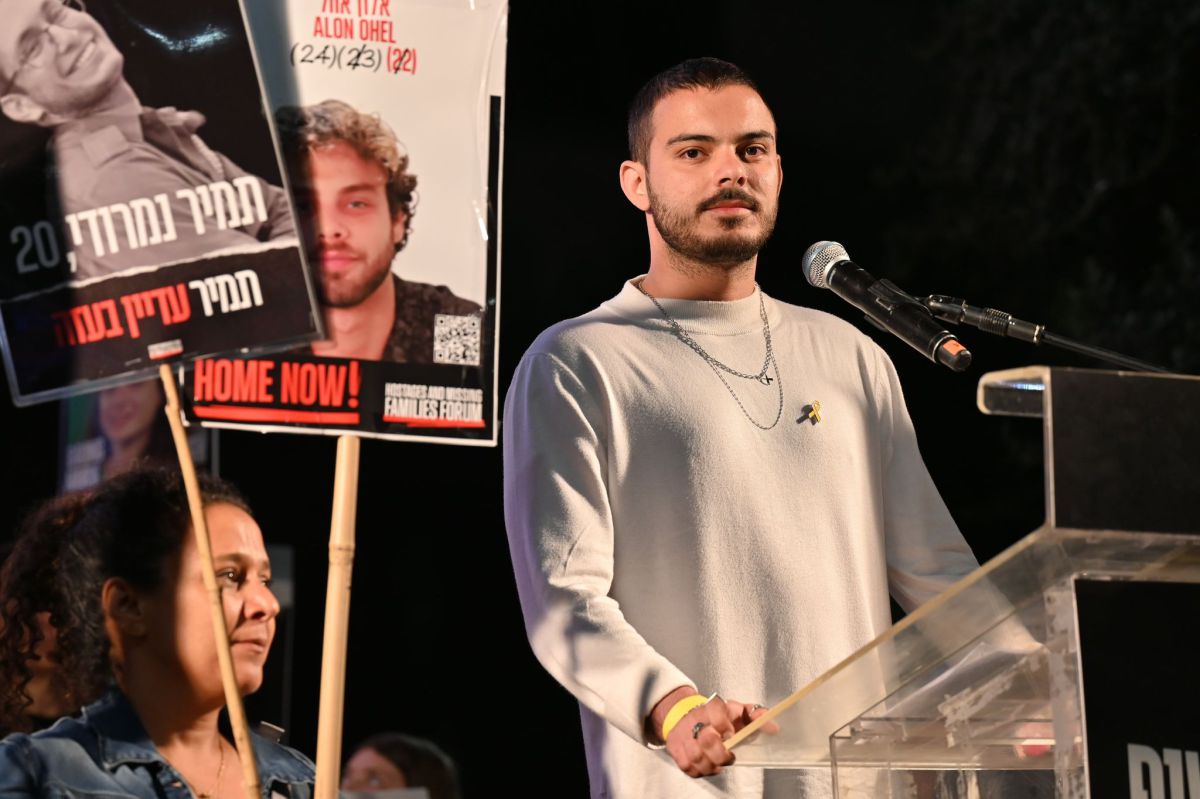 עומר ונקרט חושף פרט מזעזע: "ריססו אותי בחומר למזיקים"