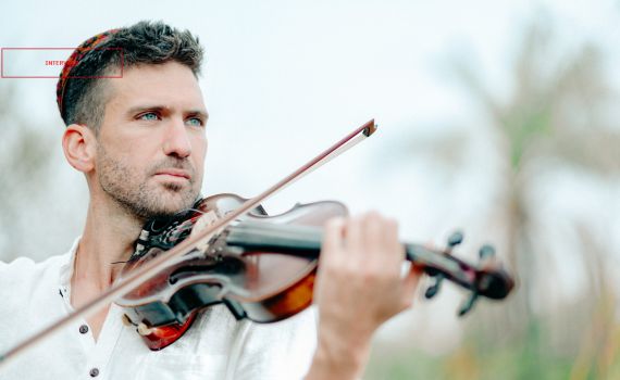 מהמדבר להימאליה: המסע המוזיקלי של הזמר עקיבא נתן | ראיון