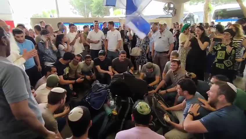 בשירה וריקודים: מאות תלמידי ההסדר התגייסו הבוקר לקרבי