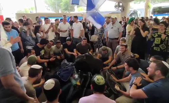 בשירה וריקודים: מאות תלמידי ההסדר התגייסו הבוקר לקרבי