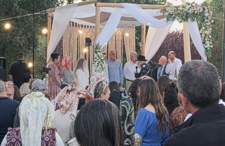 מזל טוב: הבן של האלוף ונכדת הרב הסרוג התחתנו
