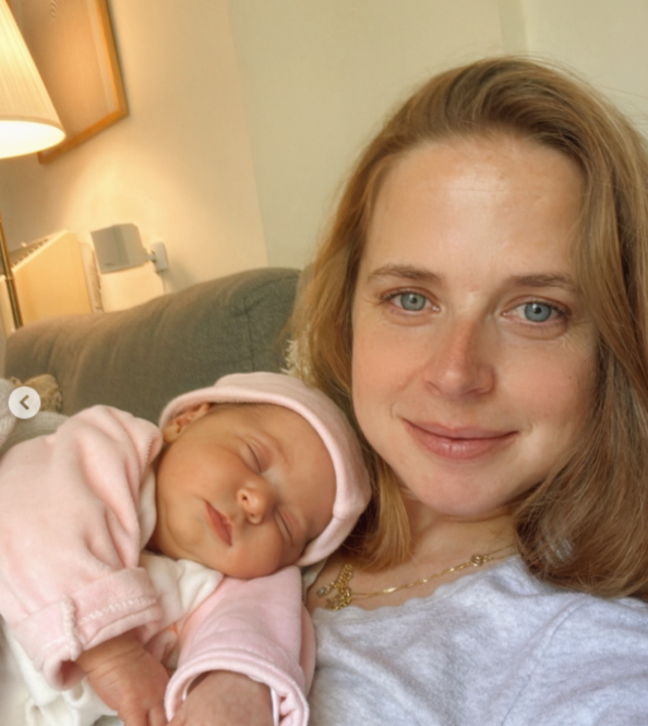 כחודשיים לאחר הלידה: כוכבת ארץ נהדרת משנה את שם הבת הטרייה