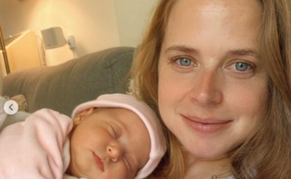 כחודשיים לאחר הלידה: כוכבת ארץ נהדרת משנה את שם הבת הטרייה