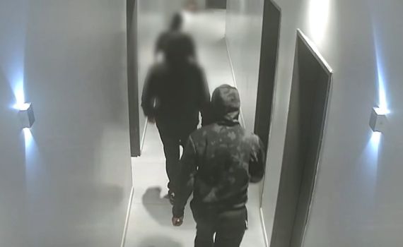 אישום חמור: השליך רימון ודקר בתוך מלונית בבת ים | צפו