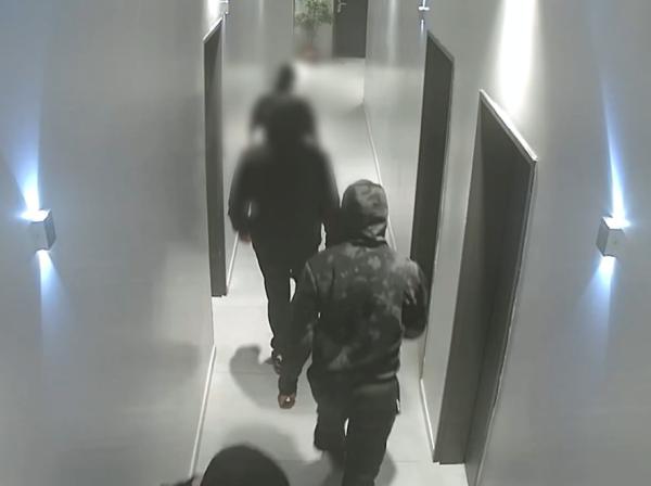 אישום חמור: השליך רימון ודקר בתוך מלונית בבת ים | צפו