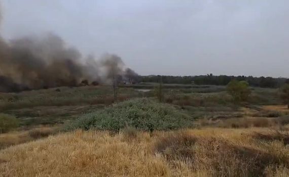 עקב שריפה בכביש 42: המשטרה החלה בפינוי כפר אביב