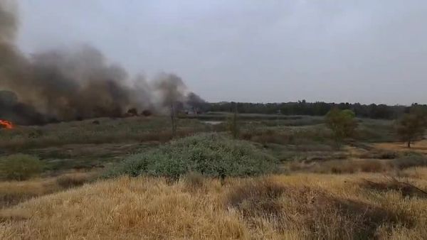 עקב שריפה בכביש 42: המשטרה החלה בפינוי כפר אביב