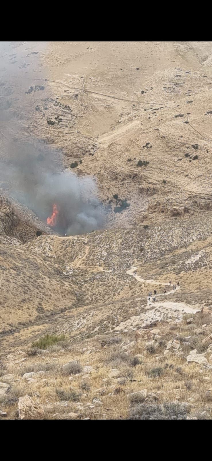 שריפה בנחל פרת: עשרות מטיילים ממתינים לחילוץ