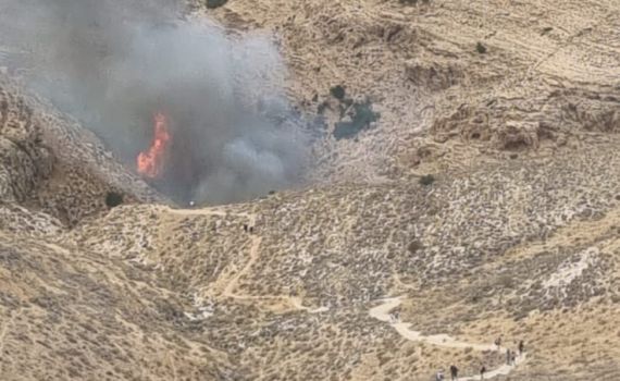 שריפה בנחל פרת: עשרות מטיילים ממתינים לחילוץ
