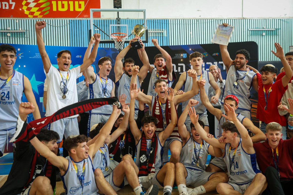 זו הזוכה בגמר ליגת הישיבות התיכונית בכדורסל