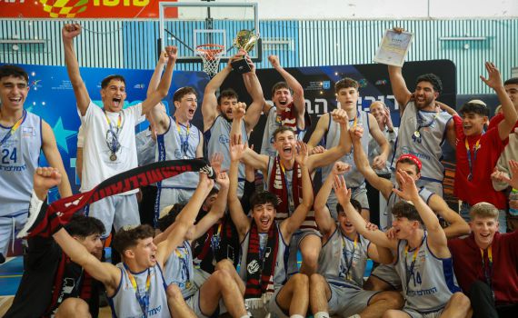 זו הזוכה בגמר ליגת הישיבות התיכונית בכדורסל