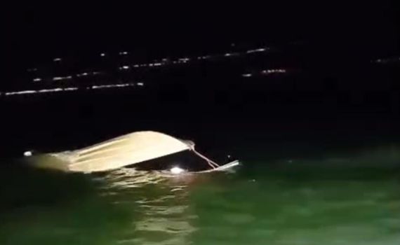 דרמה בכנרת: השוטרים חילצו ארבעה לאחר שסירתם טבעה | תיעוד