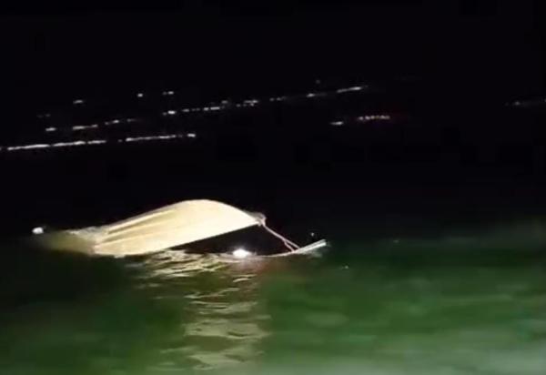 דרמה בכנרת: השוטרים חילצו ארבעה לאחר שסירתם טבעה | תיעוד