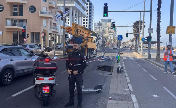 בולען נפער סמוך לחוף הים בת"א : הציבור מתבקש לא להגיע לאזור