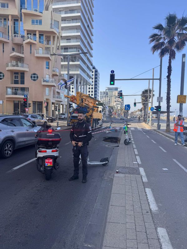 בולען נפער סמוך לחוף הים בת"א : הציבור מתבקש לא להגיע לאזור