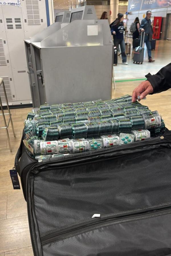 נתב"ג: ניסה להבריח כדורי ויאגרה בשווי 450,000 שקל