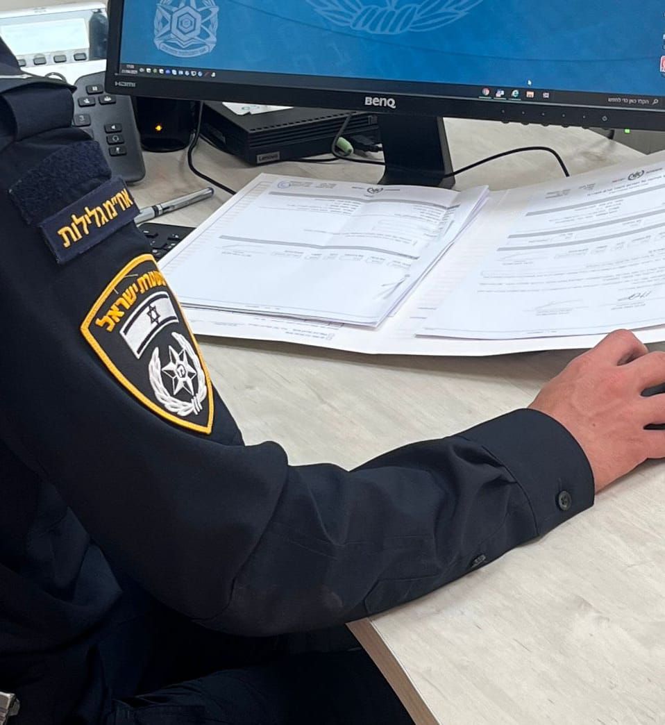 מזעזע: שתי תלמידות הפיצו תמונות עירום של מורה ותלמידות אחרות