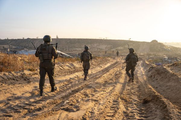 שלוש אוגדות פועלות ברצועה, 1,800 מטרות הותקפו | תיעוד