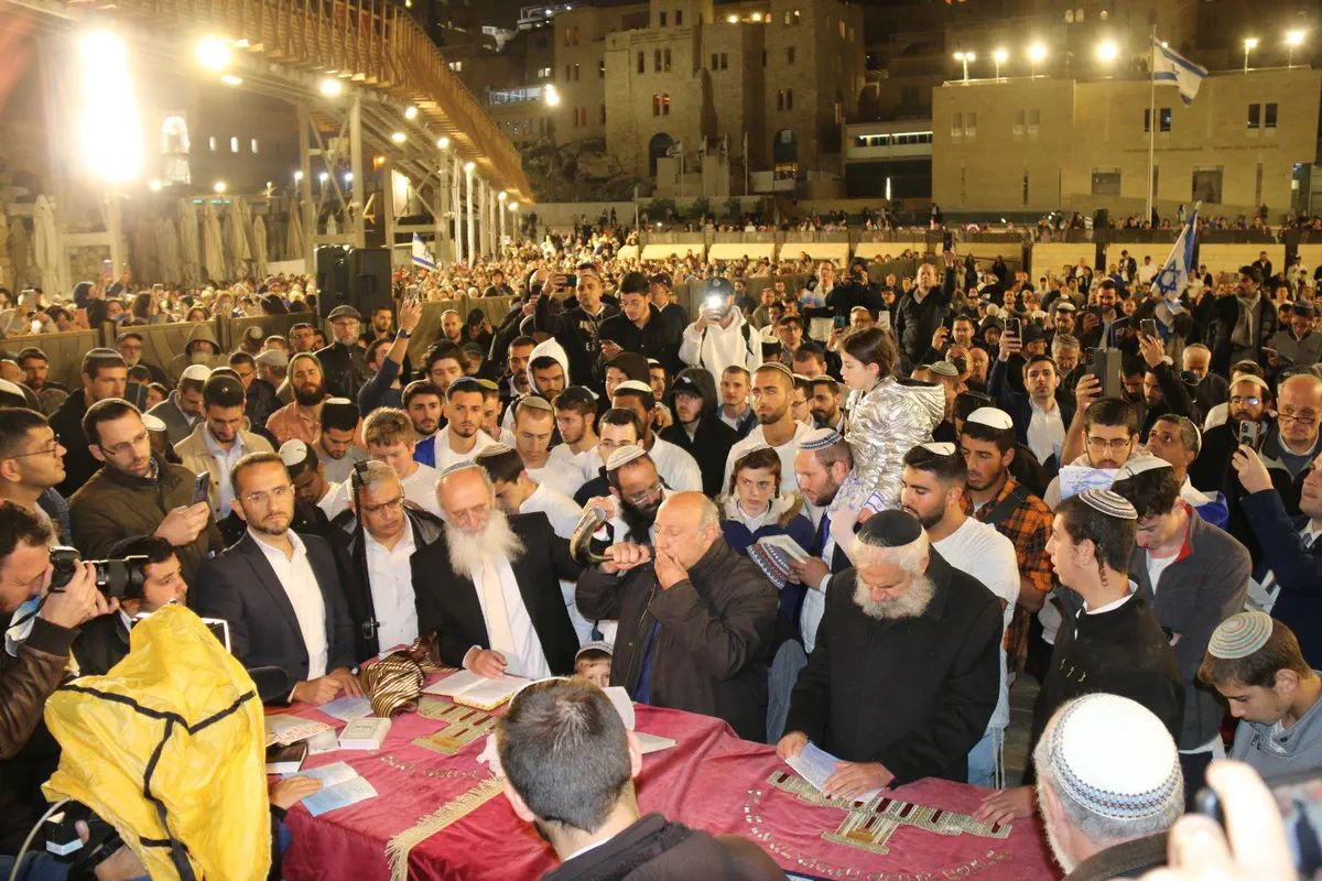 תפילה מרכזית בכותל המערבי מחר: שידור חי מיוחד לרגל יום העצמאות ה-77