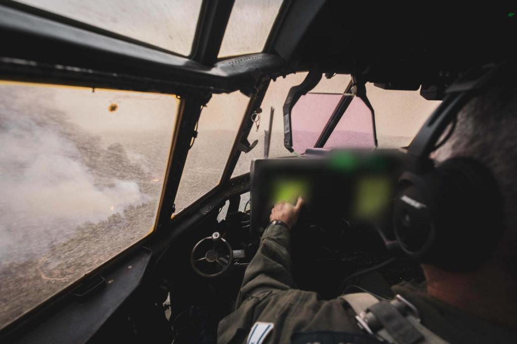 צפו: מטוס שמשון מחיל האוויר הטיל עשרות מטענים לכיבוי שריפות