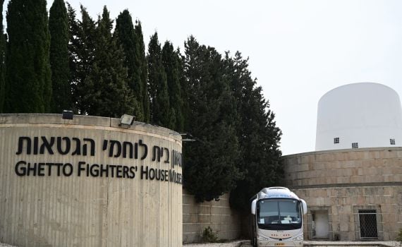 שידור ישיר: עצרת נעילת יום השואה בבית לוחמי הגטאות