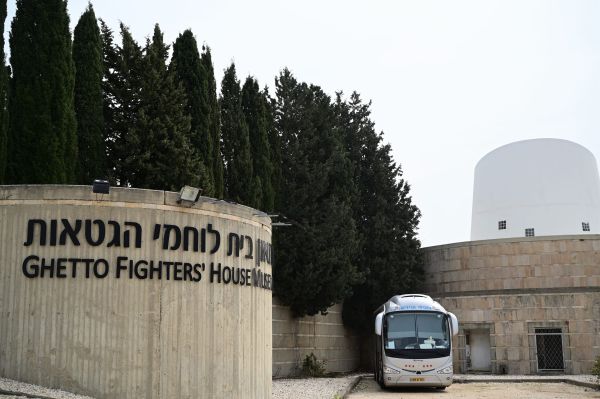 שידור ישיר: עצרת נעילת יום השואה בבית לוחמי הגטאות