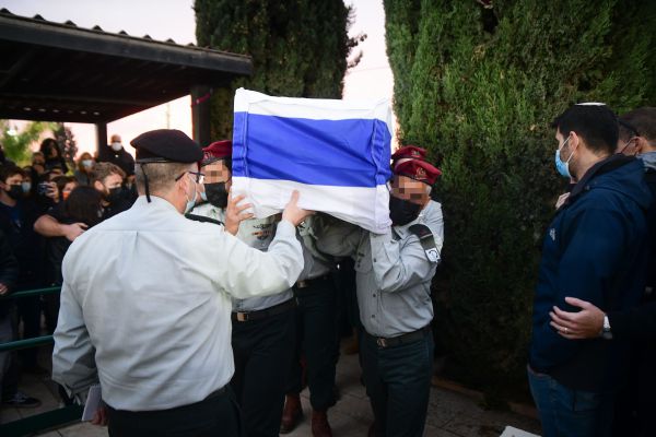 הֻתַּר לְפִרְסוּם: מתוך הספר 'שירה לוגמים בכפית'