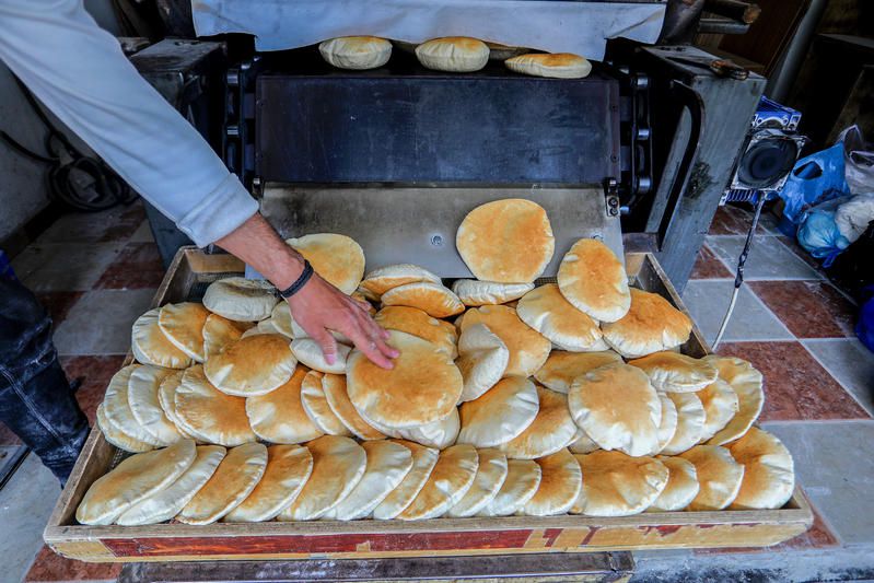 העיתונאי קנה "פיתות לחג" ועורר סערה