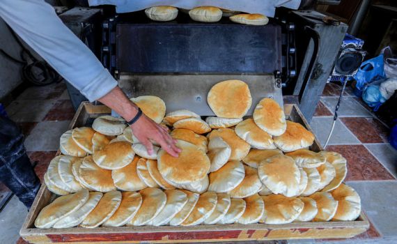 העיתונאי קנה "פיתות לחג" ועורר סערה