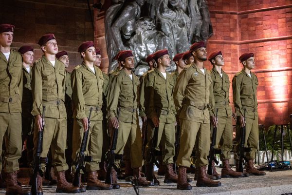 צפו בשידור ישיר: עצרת יום הזיכרון לשואה ולגבורה ביד ושם