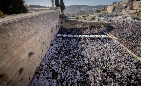 צפו בשידור חי: עשרות אלפי מתפללים בברכת הכהנים בכותל