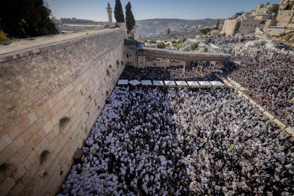 צפו בשידור חי: עשרות אלפי מתפללים בברכת הכהנים בכותל